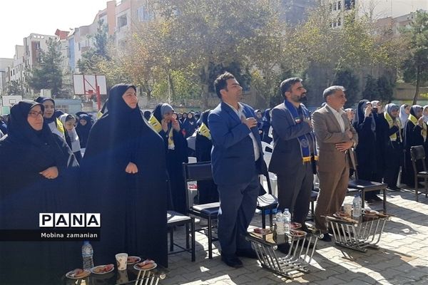 جشن مهر عاطفه‌ها با حضور فرزند شهید در دبیرستان شاهد شهید حمامی