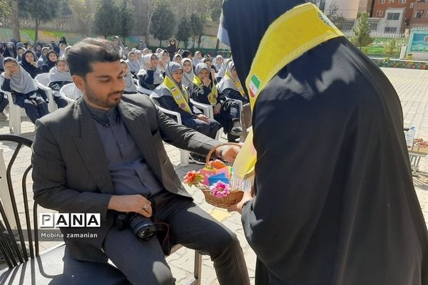 جشن مهر عاطفه‌ها با حضور فرزند شهید در دبیرستان شاهد شهید حمامی