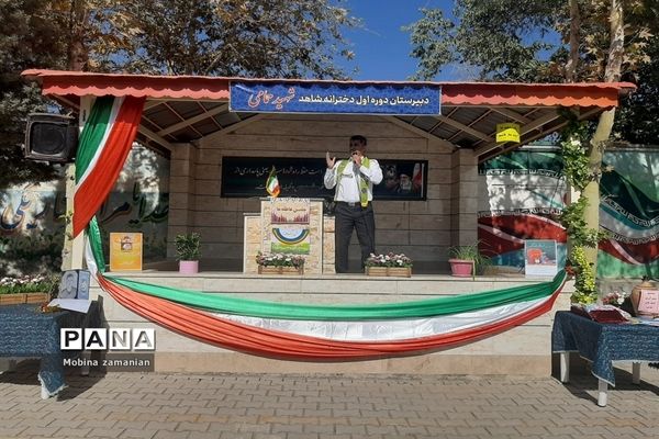 جشن مهر عاطفه‌ها با حضور فرزند شهید در دبیرستان شاهد شهید حمامی