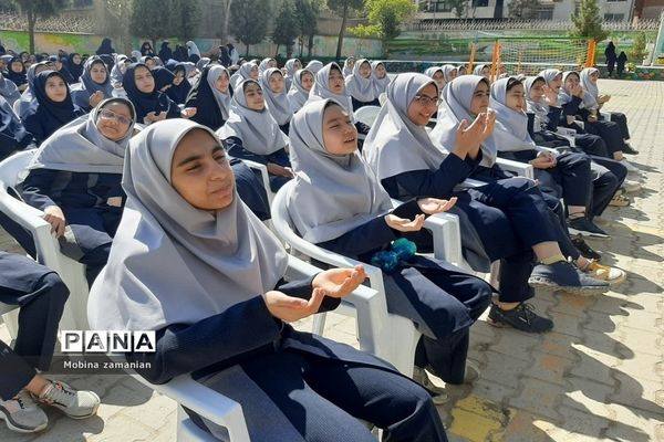 جشن مهر عاطفه‌ها با حضور فرزند شهید در دبیرستان شاهد شهید حمامی