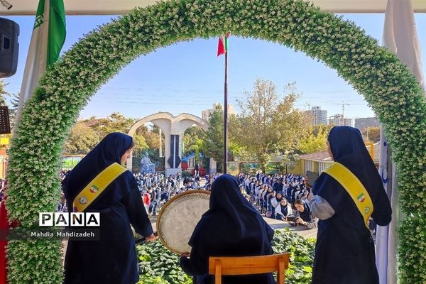 برگزاری جشن هفته وحدت و میلاد با سعادت حضرت محمد و امام جعفر صادق در دبیرستان آرمینه مصلی نژاد