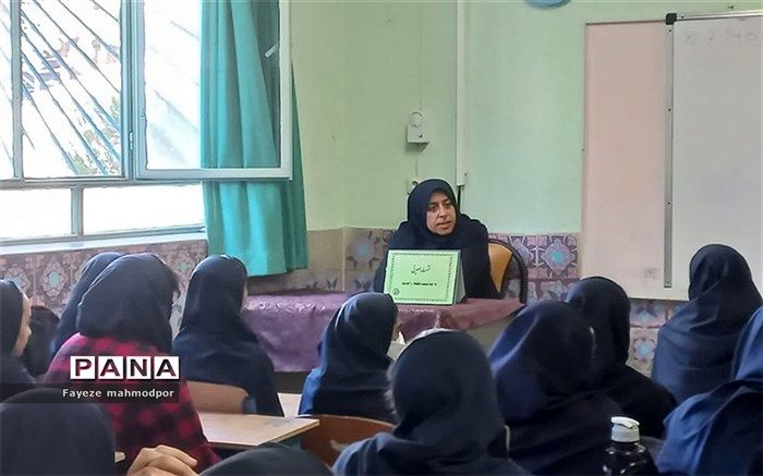 برگزاری نشست‌های بصیرتی ویژه هفته وحدت در دبیرستان آزاده رودهن