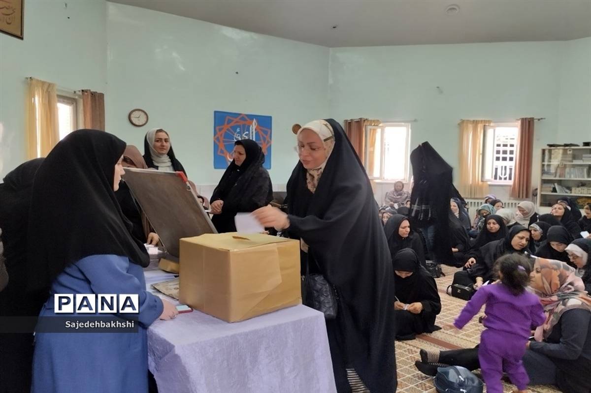 برگزاری جلسه انجمن اولیا در نمازخانه هنرستان حافظ