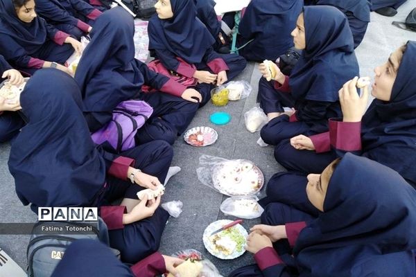 صبحانه وحدت در دبیرستان دخترانه حاج علی اکبر بهادر گراشی ناحیه ۳  شیراز