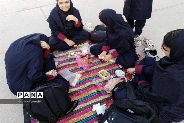 صبحانه وحدت در دبیرستان دخترانه حاج علی اکبر بهادر گراشی ناحیه ۳  شیراز