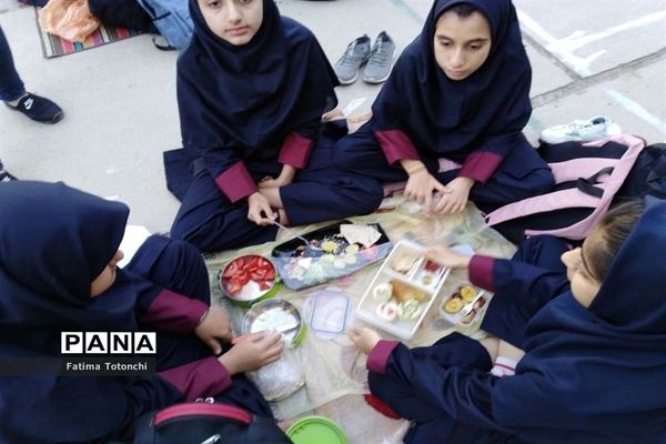 صبحانه وحدت در دبیرستان دخترانه حاج علی اکبر بهادر گراشی ناحیه ۳  شیراز