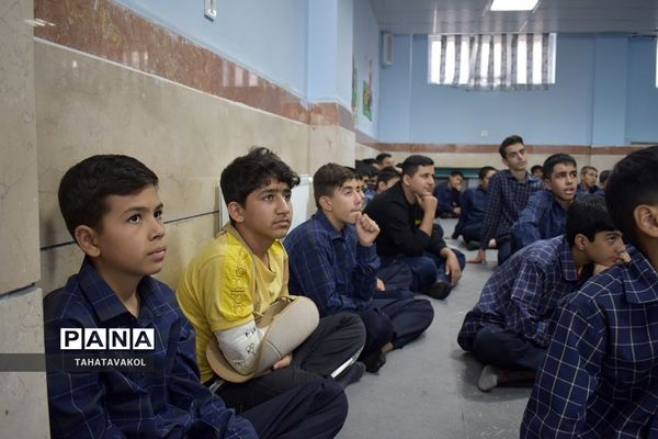 آیین زنگ نماز دانش‌آموزان مدرسه برکت علم بومهن