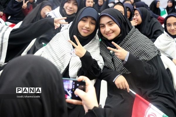 دختران گام دوم انقلاب در جشن نوجوان پلاس