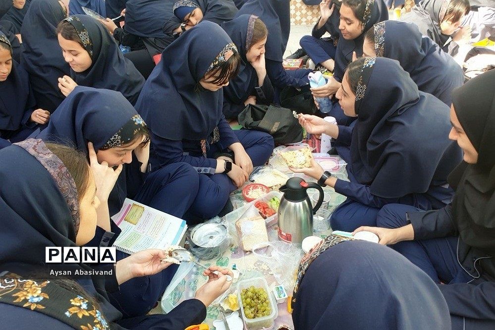 برپایی صبحانه همدلی به‌مناسبت هفته وحدت در دبیرستان غیر دولتی حدیث مهر