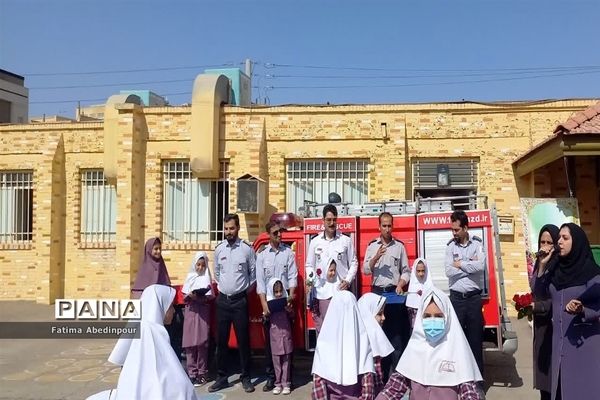 تکریم پدران آتش‌نشان به‌مناسبت روز آتش‌نشان در دبستان دخترانه معلم
