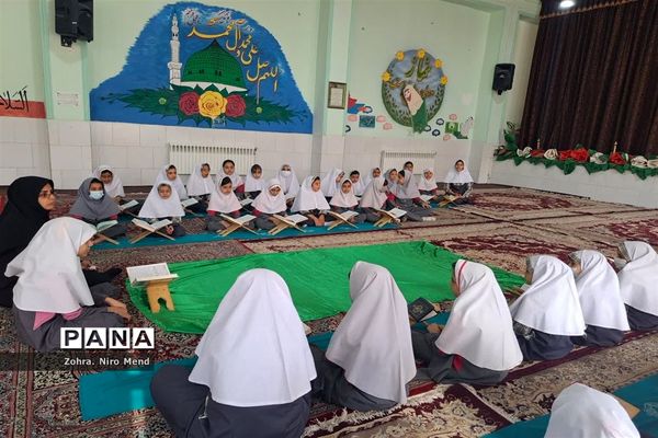 محفل انس با قرآن به‌مناسبت هفته وحدت در دبستان ۲۲ بهمن