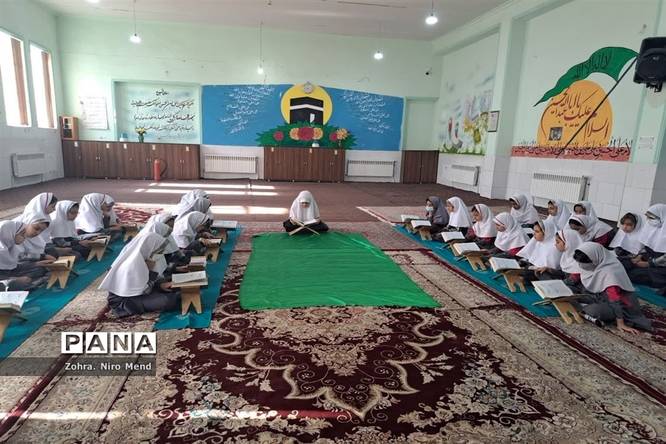 محفل انس با قرآن بهمناسبت هفته وحدت در دبستان ۲۲ بهمن