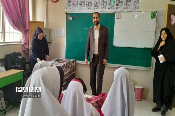 مراسم جشن عاطفه‌ها در مدرسه شاهد شهید‌اندرزگو ناحیه ۵ استان اصفهان