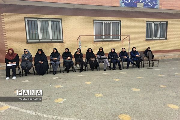 دیدار خیر مدرسه‌ساز از دبستان سیاح مقدم شهرستان رباط کریم