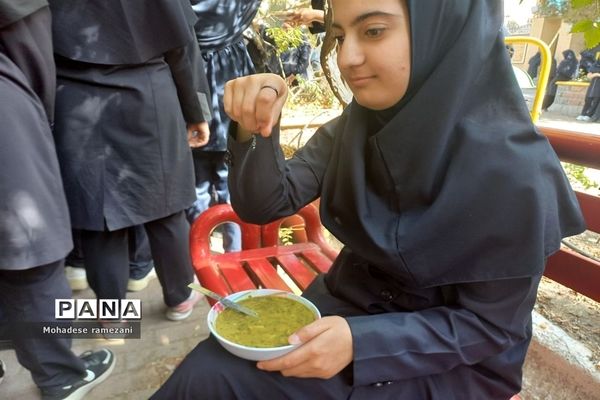 پخش نذری به‌مناسبت ولادت حضرت رسول اکرم (ص) و امام جعفر صادق (ع) در دبیرستان مهشید مصلی‌نژاد