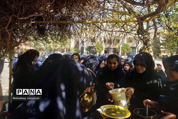 پخش نذری به‌مناسبت ولادت حضرت رسول اکرم (ص) و امام جعفر صادق (ع) در دبیرستان مهشید مصلی‌نژاد