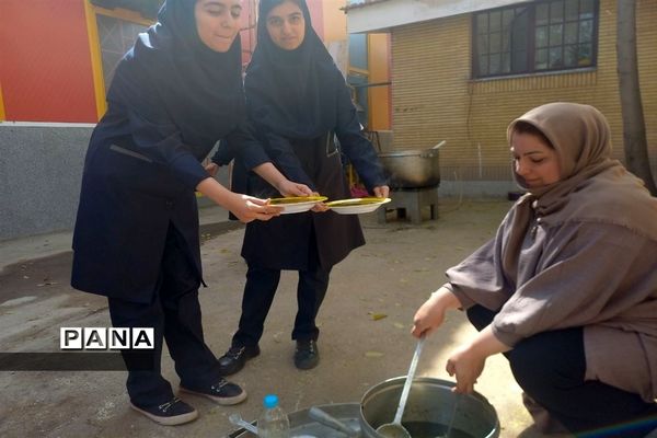 پخش نذری به‌مناسبت ولادت حضرت رسول اکرم (ص) و امام جعفر صادق (ع) در دبیرستان مهشید مصلی‌نژاد