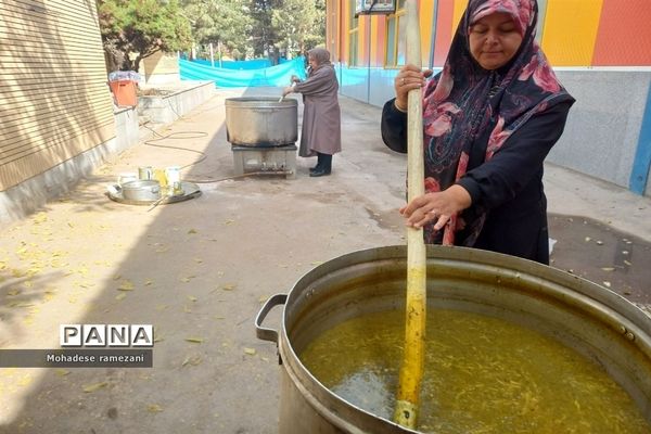 پخش نذری به‌مناسبت ولادت حضرت رسول اکرم (ص) و امام جعفر صادق (ع) در دبیرستان مهشید مصلی‌نژاد