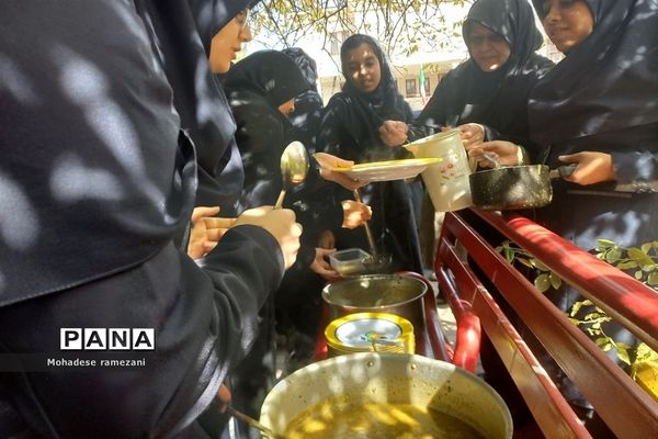 پخش نذری به‌مناسبت ولادت حضرت رسول اکرم (ص) و امام جعفر صادق (ع) در دبیرستان مهشید مصلی‌نژاد