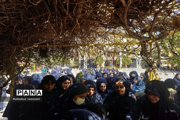 پخش نذری به‌مناسبت ولادت حضرت رسول اکرم (ص) و امام جعفر صادق (ع) در دبیرستان مهشید مصلی‌نژاد