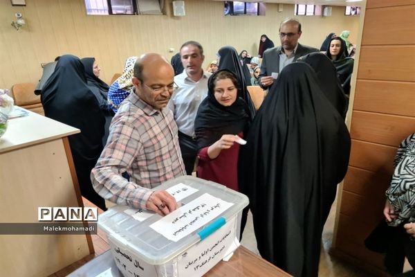 برگزاری انتخابات انجمن اولیا در دبیرستان فرهنگ ۱۳