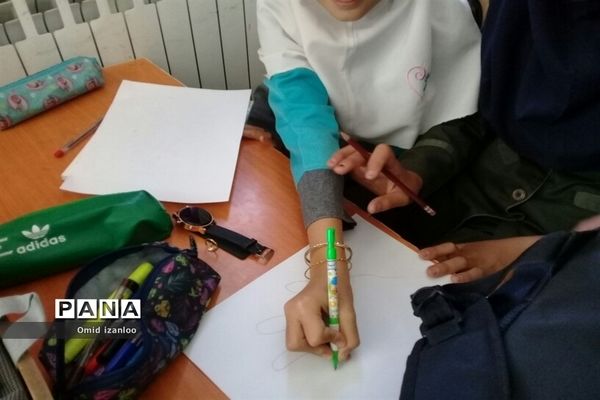نقاشی همگانی با موضوع ایثار و شهادت در آموزشگاه‌های ابتدایی خراسان شمالی