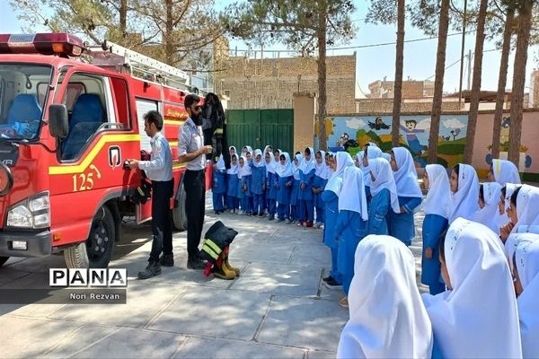 حضور آتش‌نشانان در مدرسه پیری