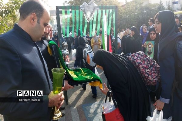 بدرقه دختران منطقه ۵ برای اعزام به اردوی راهیان نور غرب کشور