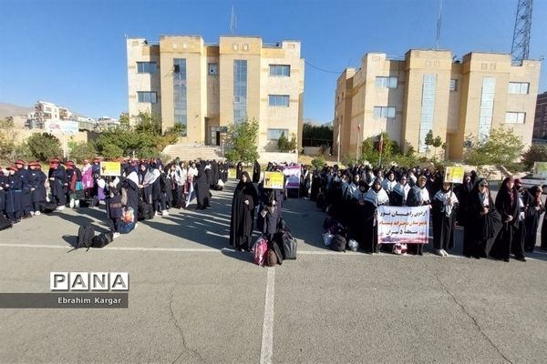 بدرقه دختران منطقه ۵ برای اعزام به اردوی راهیان نور غرب کشور