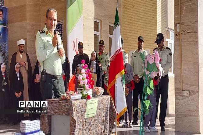 جمع صمیمی پدر و دختری، دختران دانشآموز و پدران پلیس