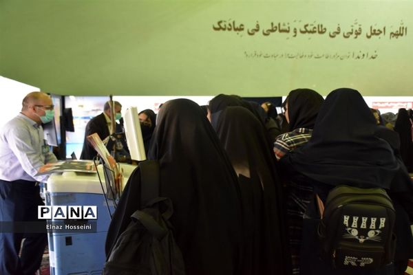 بازدید از نمایشگاه تخصصی دستاوردهای صنعت هسته‌ای کشور