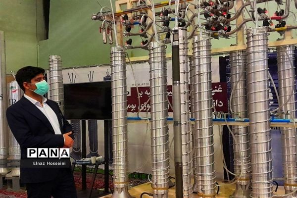 بازدید از نمایشگاه تخصصی دستاوردهای صنعت هسته‌ای کشور