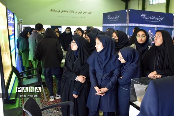 بازدید از نمایشگاه تخصصی دستاوردهای صنعت هسته‌ای کشور