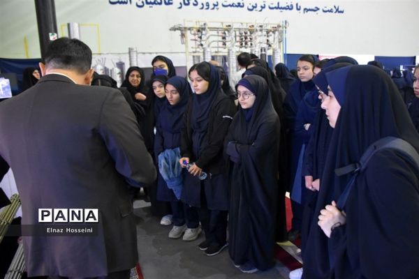 بازدید از نمایشگاه تخصصی دستاوردهای صنعت هسته‌ای کشور
