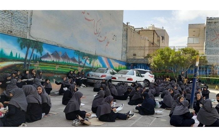 نماز وحدت به مناسبت میلاد پیامبر اکرم(ص) در دبیرستان شاهد حکیمه اصفهان/فیلم
