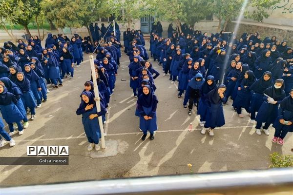 حضور خانواده‌‌ شهید نادر فهندژ سعدی در مدرسه شهدای مدافعان سلام پرند