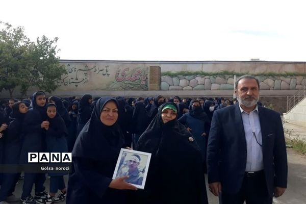حضور خانواده‌‌ شهید نادر فهندژ سعدی در مدرسه شهدای مدافعان سلام پرند