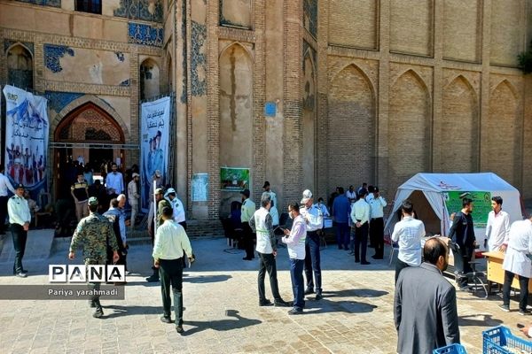 میز خدمت نیروی انتظامی در مسجد جامع ورامین به مناسبت هفته نیروی انتظامی