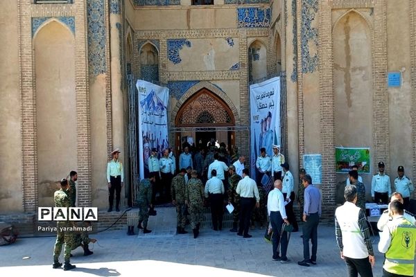 میز خدمت نیروی انتظامی در مسجد جامع ورامین به مناسبت هفته نیروی انتظامی