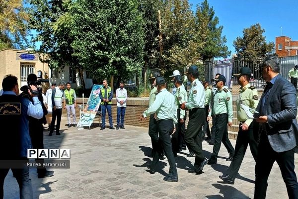 میز خدمت نیروی انتظامی در مسجد جامع ورامین به مناسبت هفته نیروی انتظامی