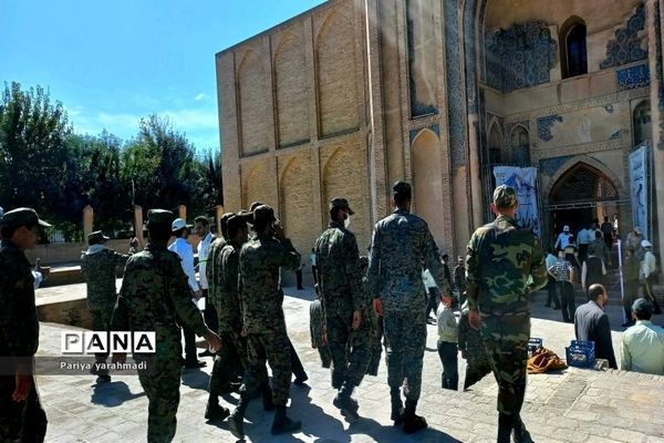 میز خدمت نیروی انتظامی در مسجد جامع ورامین به مناسبت هفته نیروی انتظامی