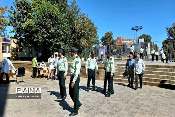 میز خدمت نیروی انتظامی در مسجد جامع ورامین به مناسبت هفته نیروی انتظامی