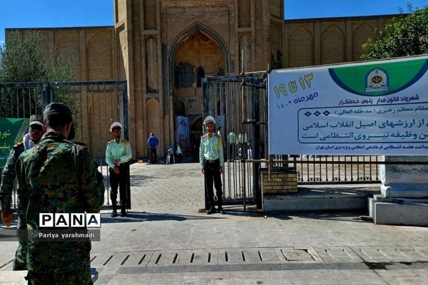 میز خدمت نیروی انتظامی در مسجد جامع ورامین به مناسبت هفته نیروی انتظامی