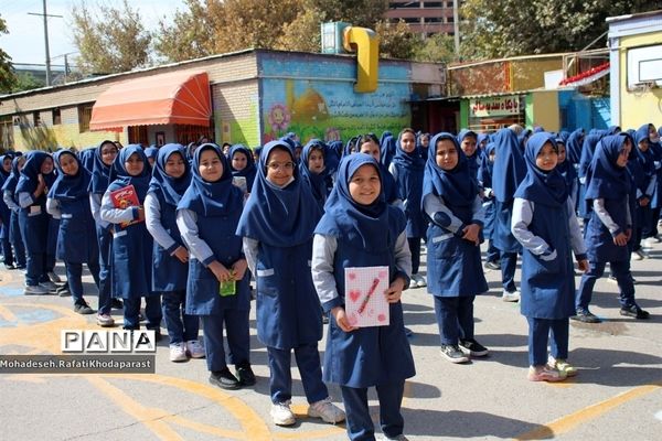 برگزاری جشن عاطفه‌ها در دبستان دوره دوم ۲۲ بهمن