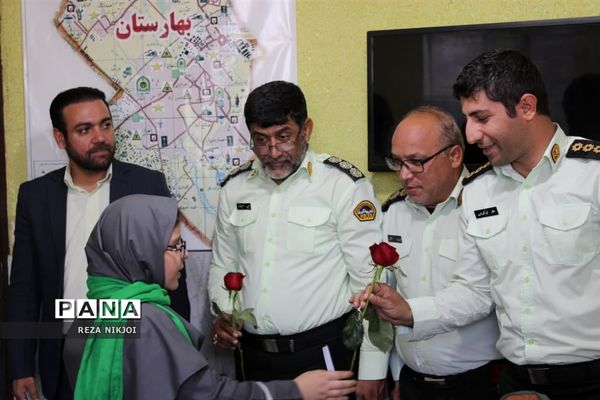 دیدار دانش‌آموزان با نیروی انتظامی شهرستان‌بهارستان