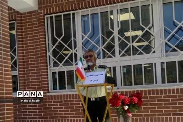 گرامیداشت هفته نیروی انتظامی در دبستان عذرا پورشهریاری