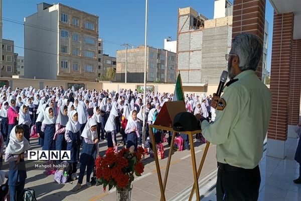 گرامیداشت هفته نیروی انتظامی در دبستان عذرا پورشهریاری