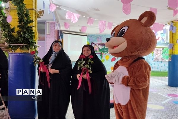 جشن عاطفه‌ها در دبستان دخترانه فرهنگ منطقه ۱۳