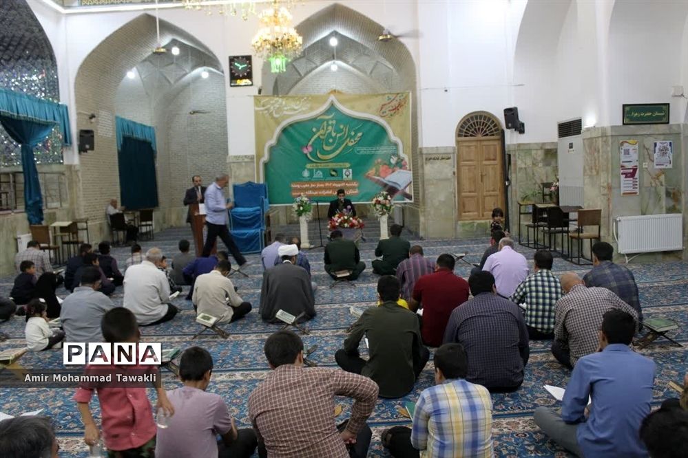 محفل انس با قرآن کریم در امامزداه عبدالله (ع) شهرستان بافق