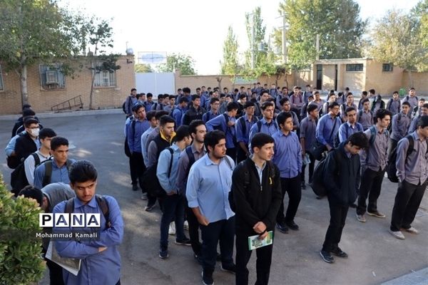 برگزاری صبحگاه دانش‌آموزی به‌‌مناسبت هفته نیروی انتظامی